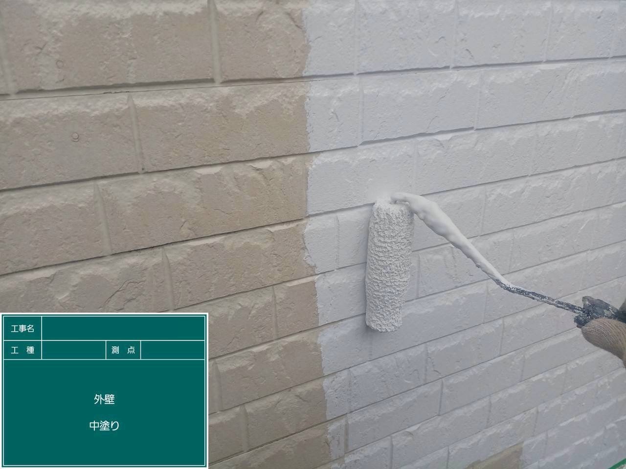 サイディングに中塗り施工中